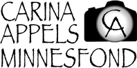 Logotyp för Carina Appels Minnesfond med kamera och initialerna CA