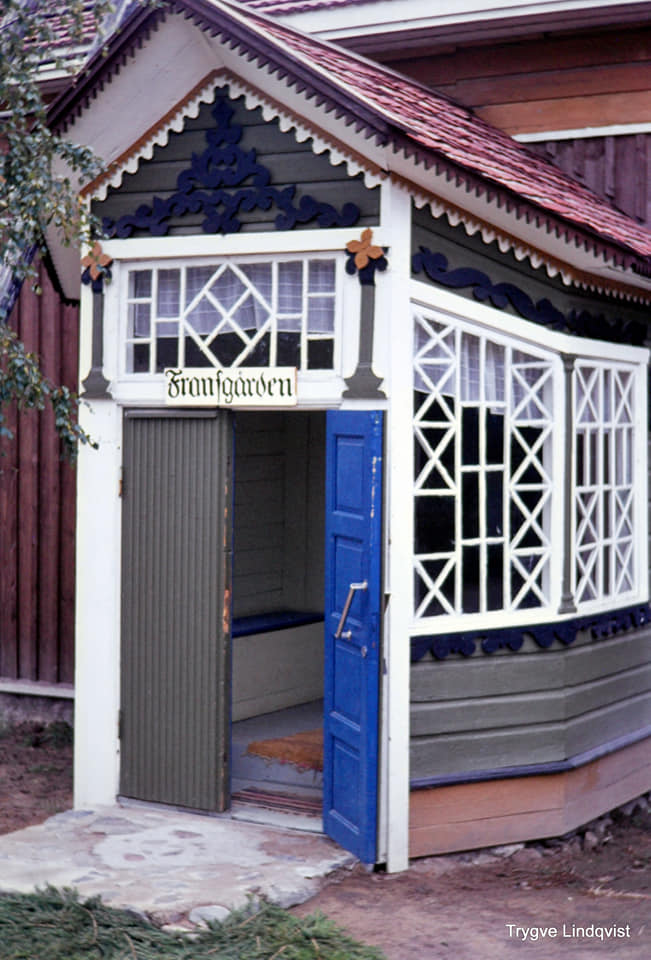 Detaljbild av Fransgårdens snickarglädje och blå dörr 1969