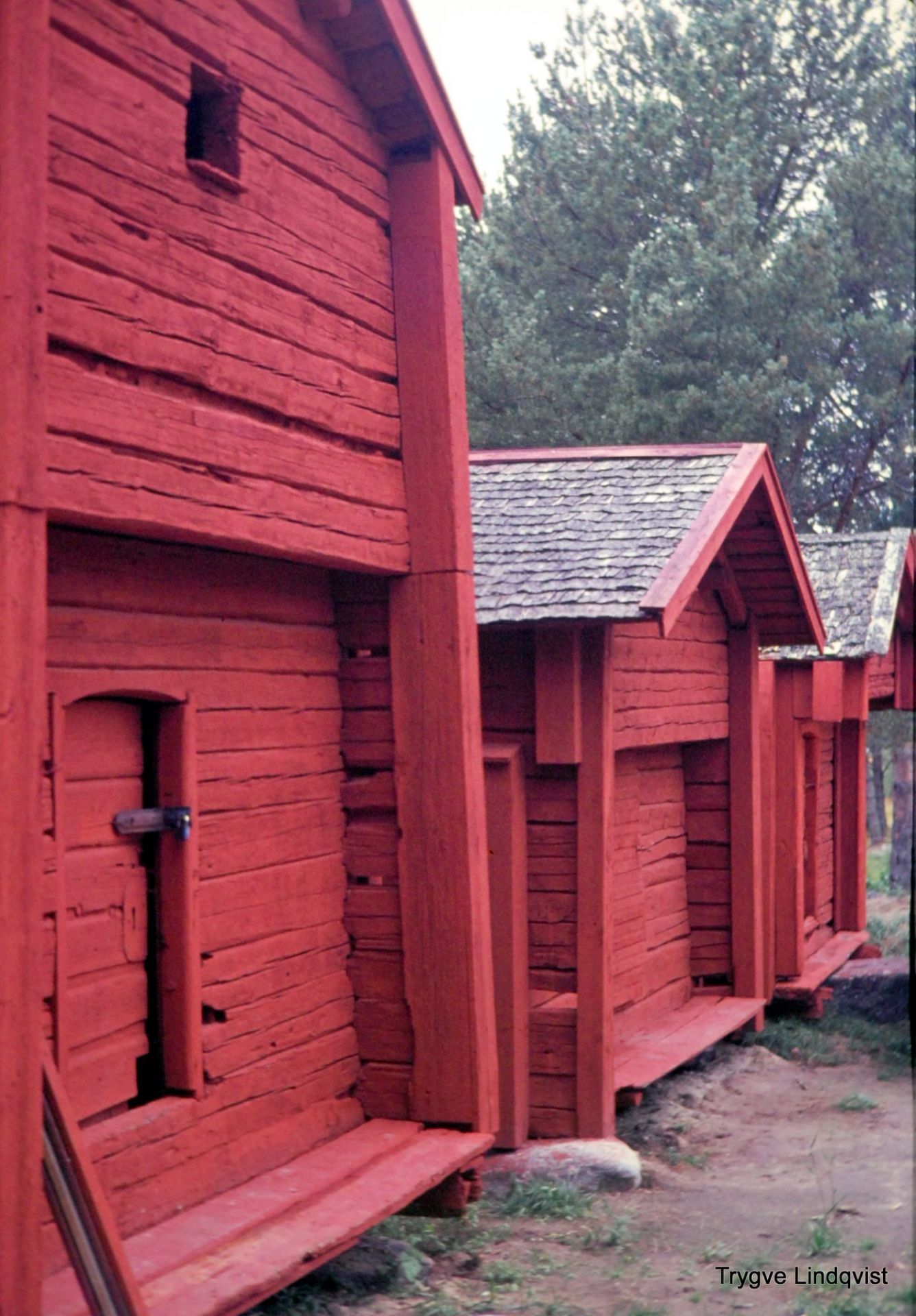 Länga med rödmålade förrådsbodar på Kilens område 1969