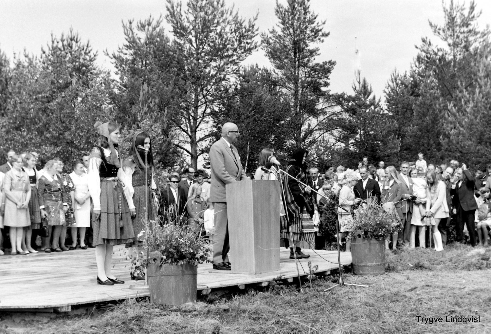 President Urho Kekkonens bil anländer till Kilen för invigningen 1969, omgiven av publik