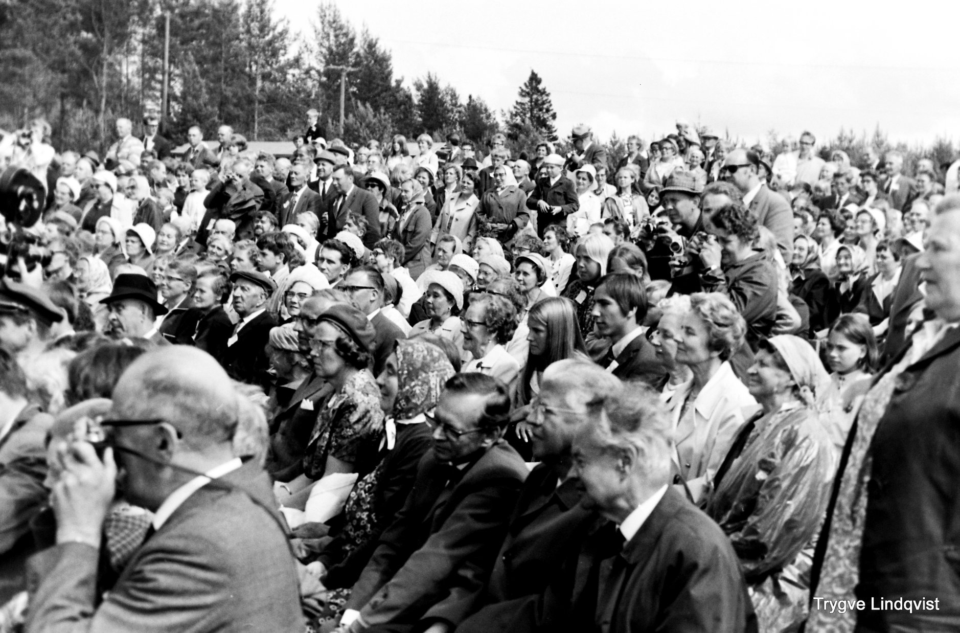 Publikhav vid invigningen av Kilens hembygdsgård sommaren 1969