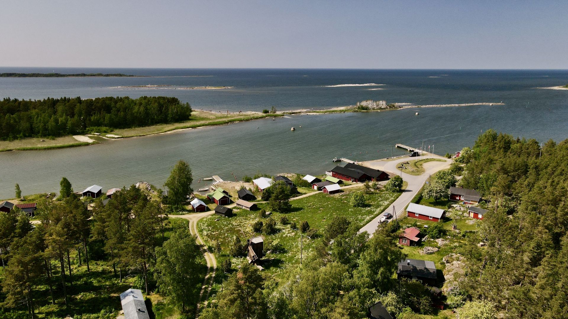 Flygbild över Kilens museumområde och gästhamn vid havet i Sideby.
