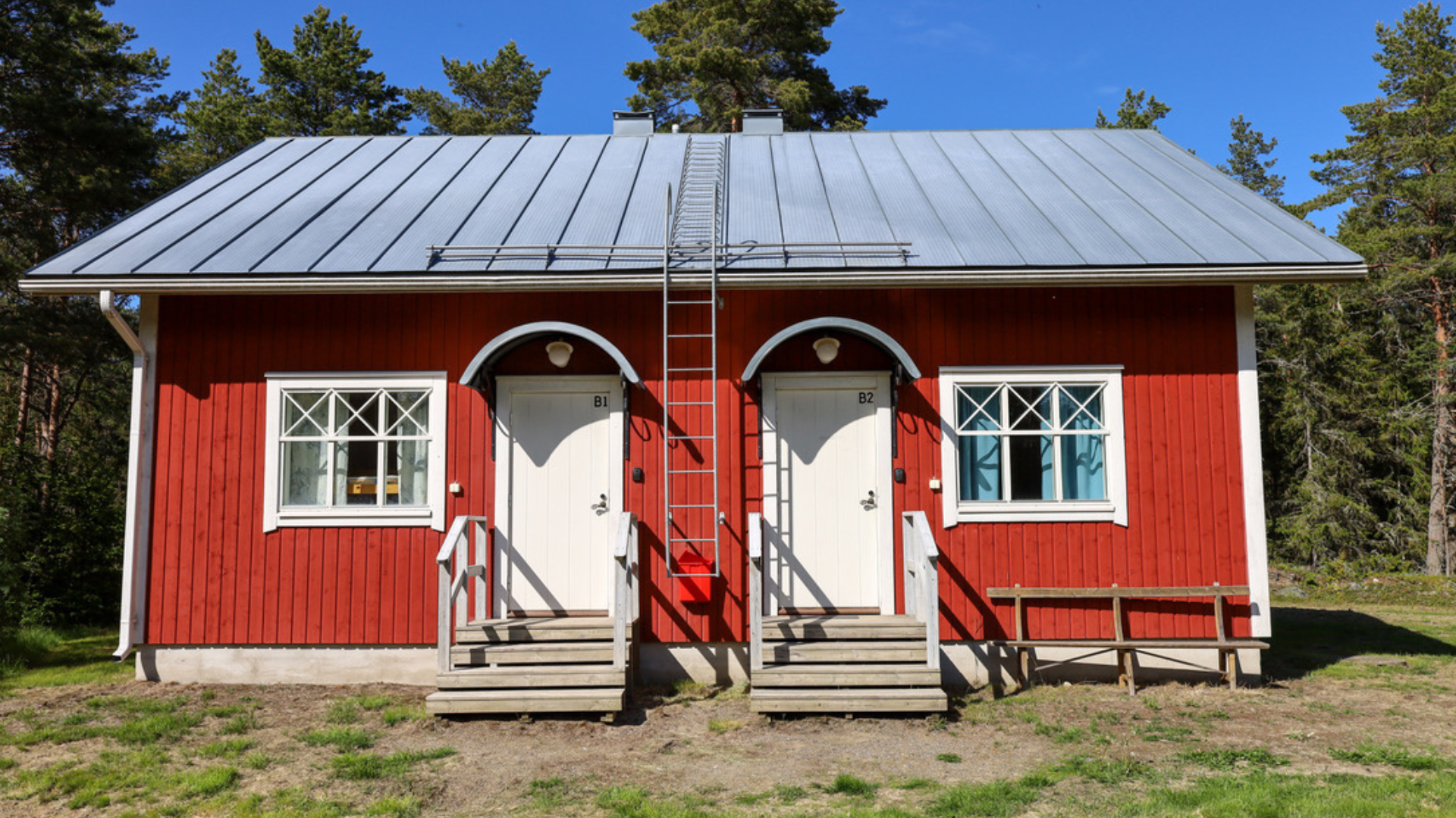 Kiilin vierastalo – mukavaa majoitusta luonnon keskellä. Kiilin vierastalon pääty – punainen hirsitalo, jossa kaksi sisäänkäyntiä B1 ja B2.