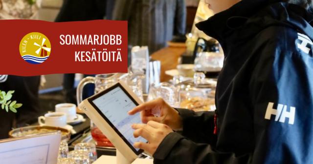 Ungdom arbetar i caféet på Kilen – sommarjobb i kundservice 2025 | Nuori työskentelee Kilin kahvilassa – kesätyö asiakaspalvelussa 2025 | Young person working at Kilen’s café – summer job in customer service 2025